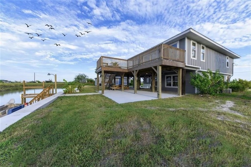 WATERFRONT OASIS AVAILABLE! Don't miss this incredible - Beach Home for sale in Rockport, Texas on Beachhouse.com