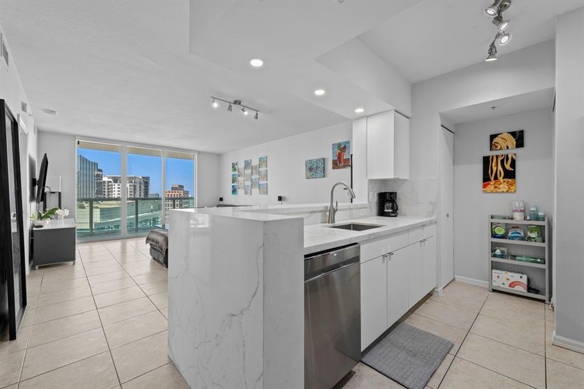 HIGH FLOOR UPDATED FAVORABLE *07* STACK. GORGEOUS SUNSET & CITY - Beach Condo for sale in Fort Lauderdale, Florida on Beachhouse.com