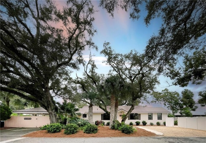 Welcome to the *Peach Cottage* where so nearby is #crabtrap or - Beach Home for sale in Saint Simons, Georgia on Beachhouse.com