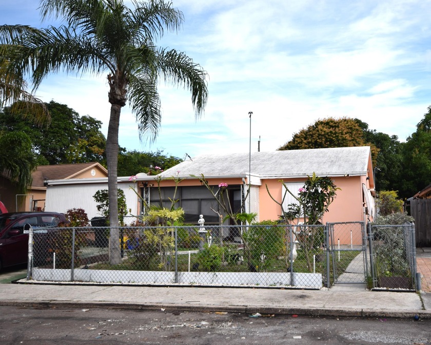 Don't miss this centrally located 4-plex in the heart of Lake - Beach Townhome/Townhouse for sale in Lake Worth Beach, Florida on Beachhouse.com