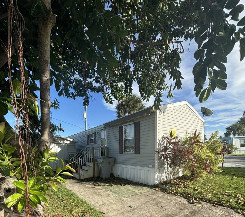 Charming 2005 14x40 manufactured home featuring a 3-year-old A/C - Beach Home for sale in Sebastian, Florida on Beachhouse.com