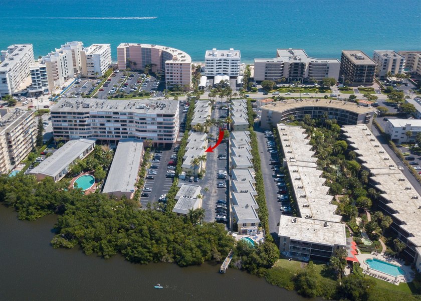 Wonderful spacious 2 bedroom condo with 2 full baths plus a half - Beach Condo for sale in South Palm Beach, Florida on Beachhouse.com