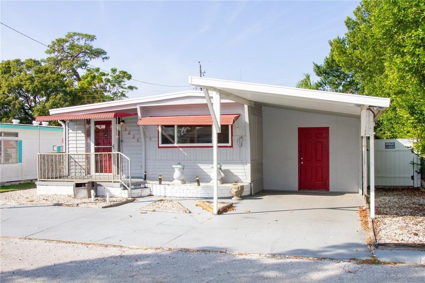 Under contract-accepting backup offers. Perfect Florida Winter - Beach Home for sale in Holiday, Florida on Beachhouse.com