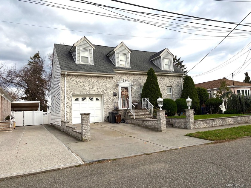 Excellent opportunity for investors seeking a single-family home - Beach Home for sale in College Point, New York on Beachhouse.com