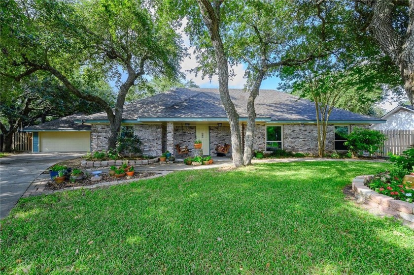 Looking for 4 BEDS on a LARGE LOT with gorgeous oaks on a quiet - Beach Home for sale in Rockport, Texas on Beachhouse.com