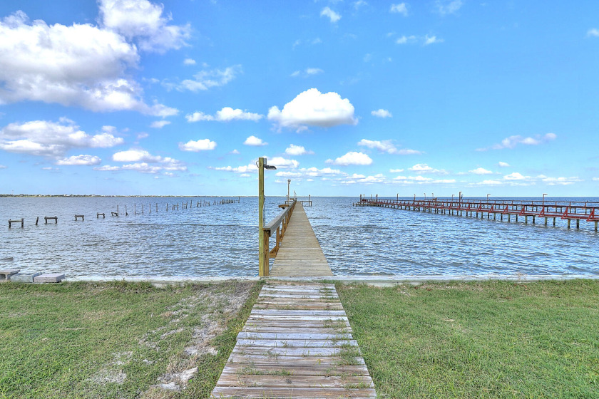 Waterfront! Private 320 foot lighted fishing pier! 3 bedroom, 2 - Beach Vacation Rentals in Taft, Texas on Beachhouse.com