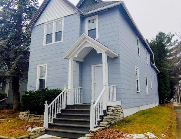 3/3 duplex located in Sheboygan offering an excellent - Beach Home for sale in Sheboygan, Wisconsin on Beachhouse.com