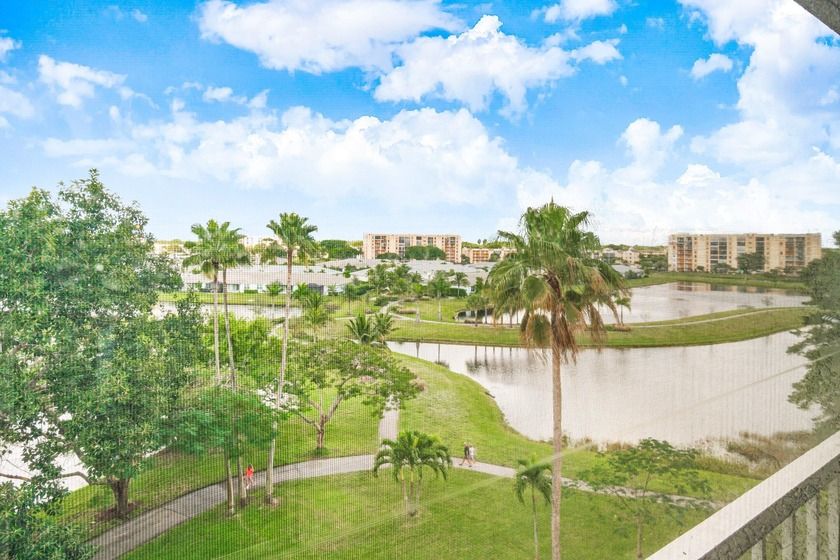This impeccably maintained 2-bedroom, 2-bath condo with gorgeous - Beach Condo for sale in Delray Beach, Florida on Beachhouse.com