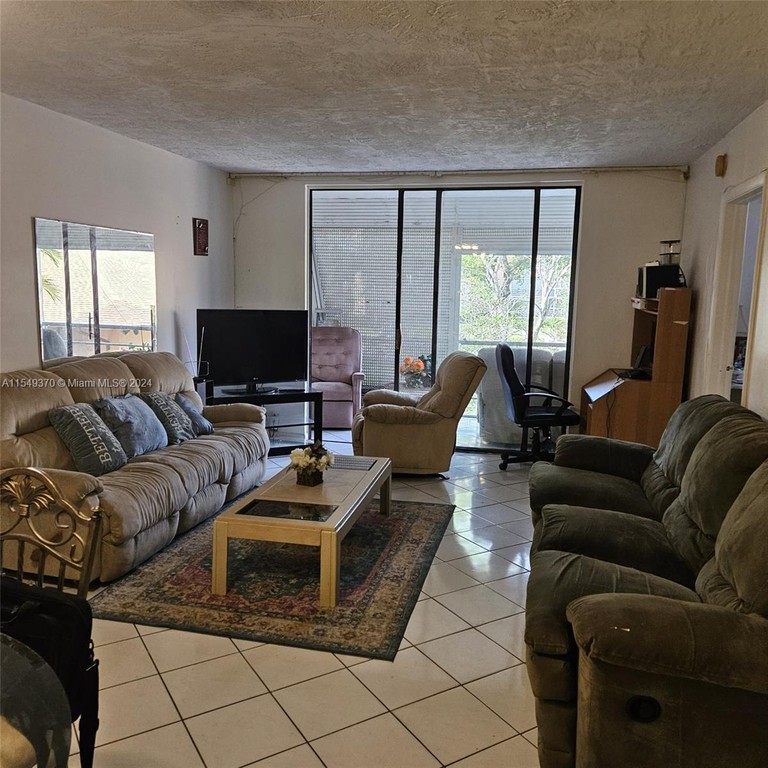 Peace perfect peace!! Your chance to own a piece of Somerset! - Beach Condo for sale in Lauderdale Lakes, Florida on Beachhouse.com