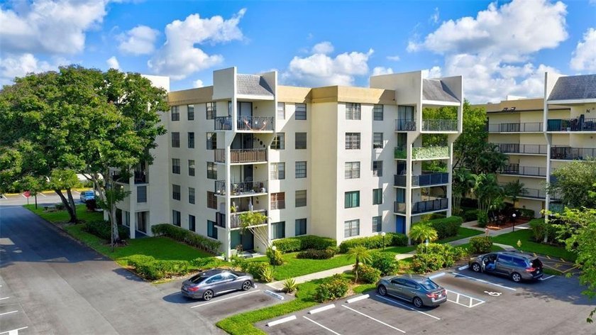 Beautifully updated 2BR/2BA first-floor residence located just - Beach Condo for sale in Tamarac, Florida on Beachhouse.com