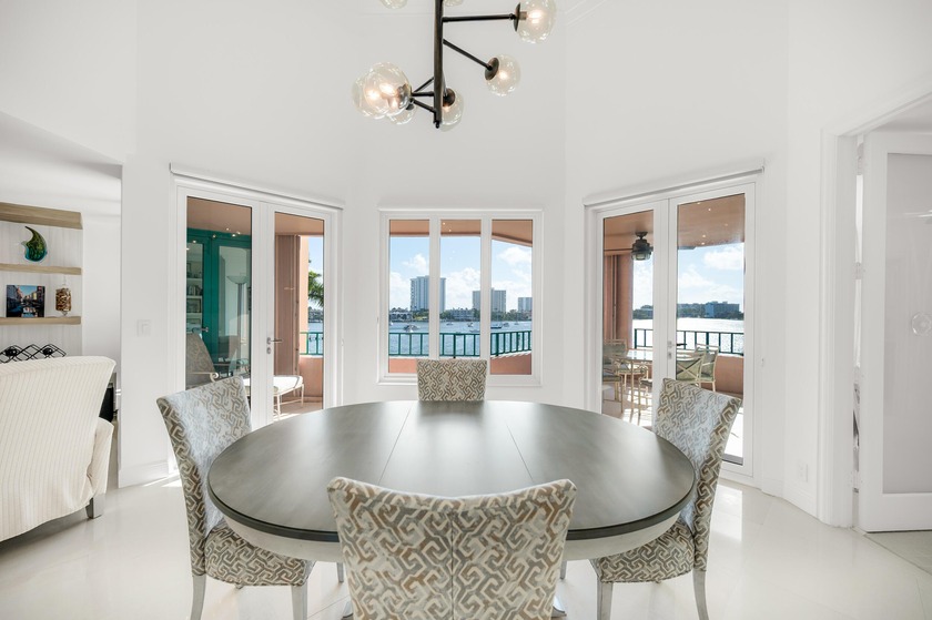 WOW, Best SE Lake Views in Mizner Court!! This is super rare - Beach Condo for sale in Boca Raton, Florida on Beachhouse.com