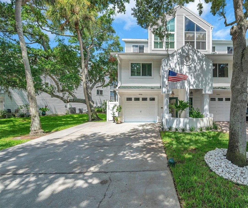 WELCOME HOME to Your END UNIT WATERFRONT TOWNHOME... 9990 INDIAN - Beach Townhome/Townhouse for sale in Seminole, Florida on Beachhouse.com