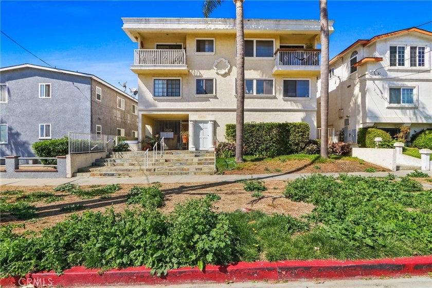This immaculate two-bedroom residence offers the ultimate - Beach Townhome/Townhouse for sale in San Pedro, California on Beachhouse.com