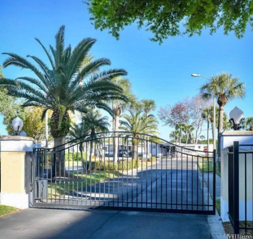 Come see this beautiful 2002 skyline home. This 3 bed 2 bath - Beach Home for sale in Safety Harbor, Florida on Beachhouse.com