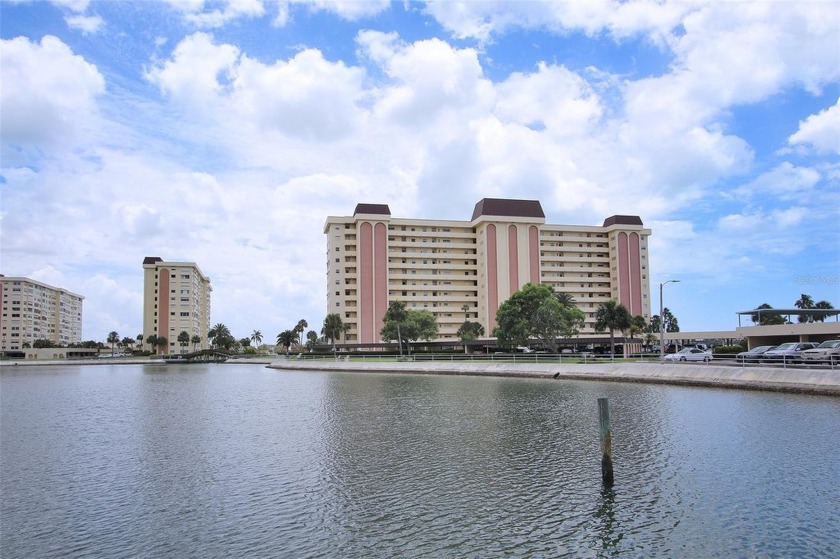 This spacious and clean studio condo offers a stunning water - Beach Condo for sale in St. Petersburg, Florida on Beachhouse.com