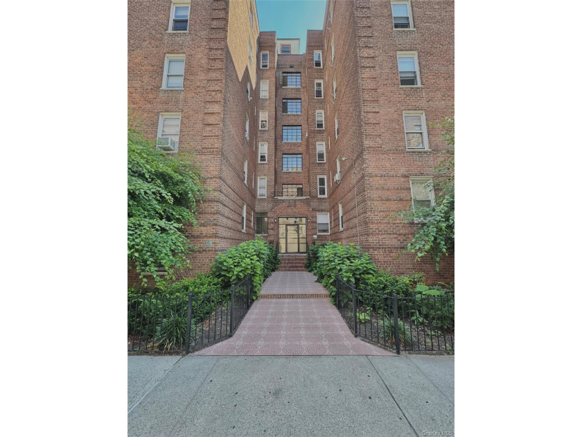 Bathed in natural eastern light, this beautifully updated - Beach Home for sale in Bronx, New York on Beachhouse.com