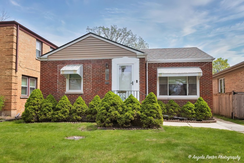 ***Multiple offers received - Highest and Best due by 05/03/2025 - Beach Home for sale in Skokie, Illinois on Beachhouse.com