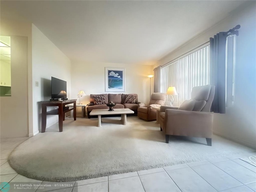 Charming 1 bedrm/1.5 bath penthouse condo w/an expansive lake - Beach Condo for sale in Deerfield Beach, Florida on Beachhouse.com