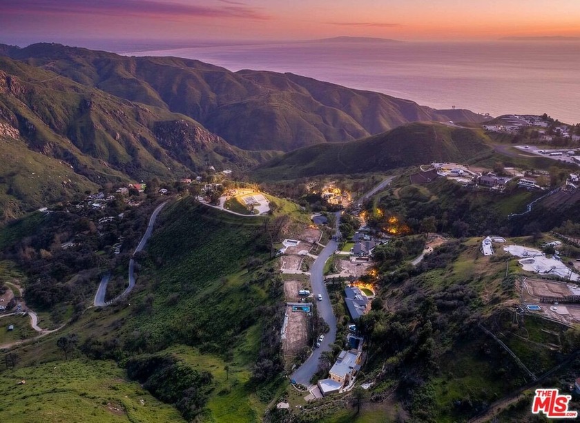 An exceptional land opportunity in the Malibu hills, ideally - Beach Lot for sale in Malibu, California on Beachhouse.com