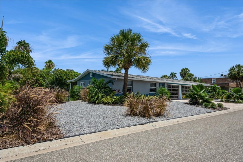 Luxurious Waterfront Living in Longboat Key**
Nestled in the - Beach Home for sale in Longboat Key, Florida on Beachhouse.com