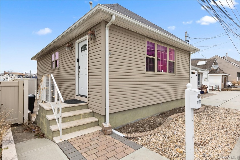 Charming canal-front home in Baldwin with direct boat access - Beach Home for sale in Baldwin, New York on Beachhouse.com