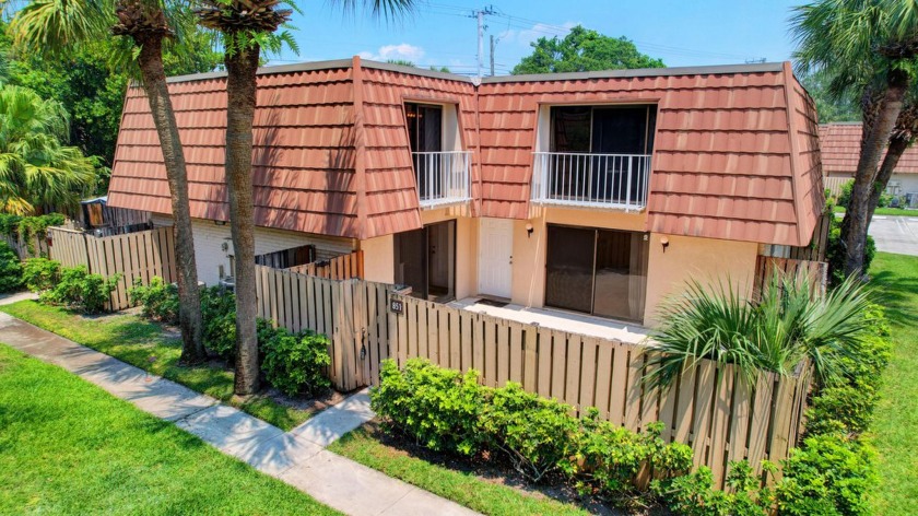 Wonderful well kept unit priced to sell.  Some updates made - Beach Townhome/Townhouse for sale in West Palm Beach, Florida on Beachhouse.com