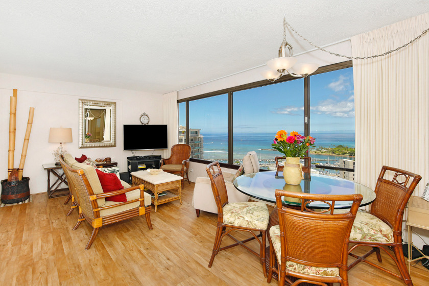 Expansive Ocean View! FABULOUS Location and Building - Beach Vacation Rentals in Honolulu, Hawaii on Beachhouse.com