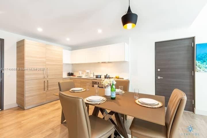 Beautiful unit 1 Bedroom + 1 Den + 1 Full Bath. The Den has 2 - Beach Condo for sale in Hollywood, Florida on Beachhouse.com