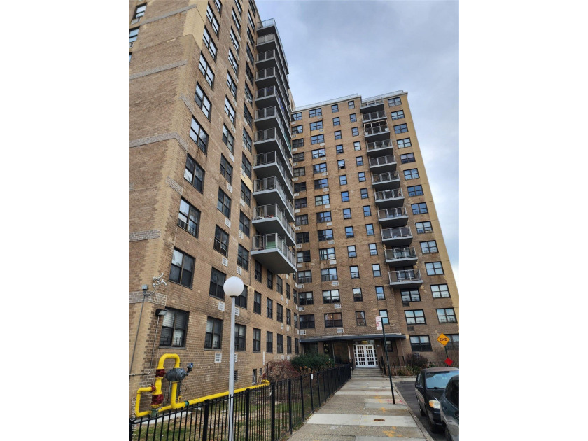 LOCATION, CONVENIENCE, AND POTENTIAL ALL IN ONE! This bright - Beach Home for sale in Bronx, New York on Beachhouse.com