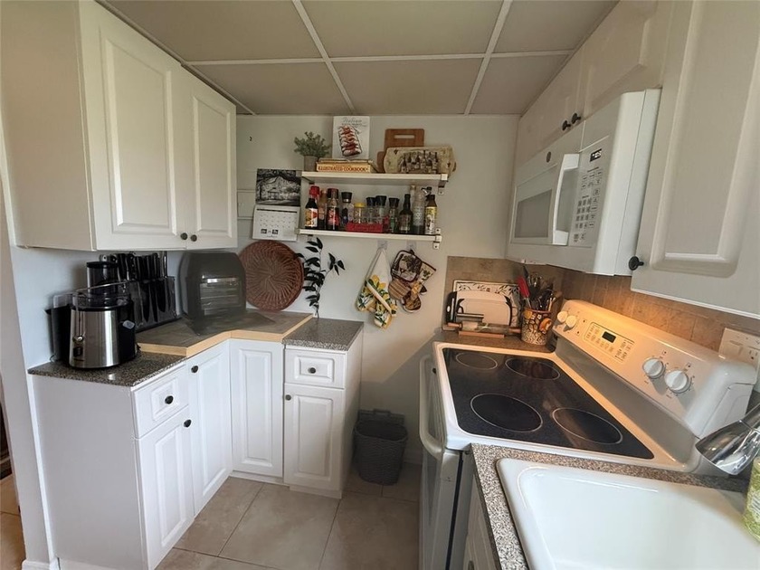 Well maintained condo 1 bedroom, 1 bath. First floor and corner - Beach Condo for sale in Sunrise, Florida on Beachhouse.com