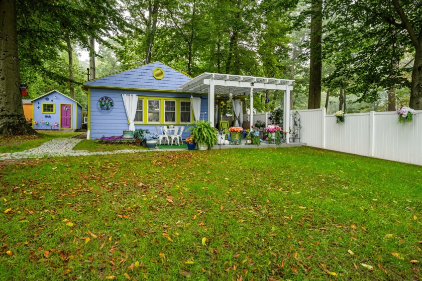 This charming cottage is the perfect mix of cozy comfort & - Beach Home for sale in Coloma, Michigan on Beachhouse.com