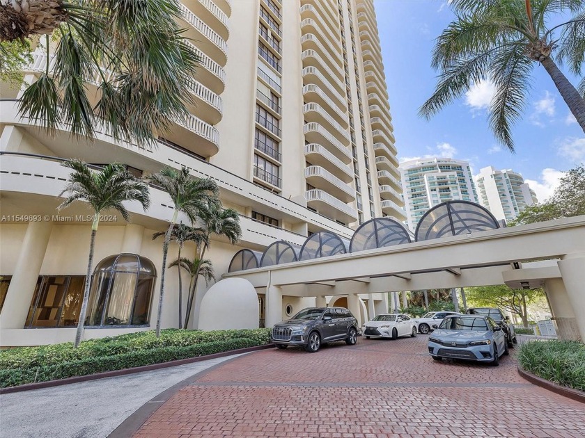 BEAUTIFUL SPACIOUS 2 BEDROOM/2BATH APARTMENT WITH SPECTACULAR - Beach Condo for sale in Aventura, Florida on Beachhouse.com