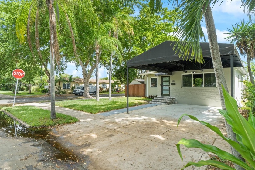 Single family home with independent 2nd unit/guest house.
Live - Beach Home for sale in Hollywood, Florida on Beachhouse.com