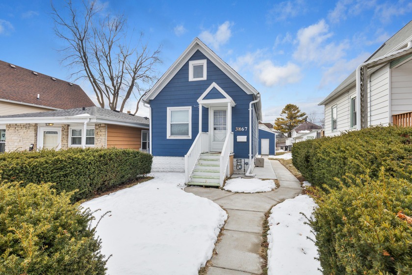 Charming fully renovated 1BD/1BA Cape Cod just a couple of - Beach Home for sale in Cudahy, Wisconsin on Beachhouse.com
