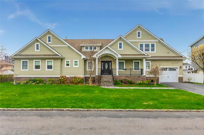 Waterfront Ranch in Prime West Islip Location - South of - Beach Home for sale in Bay Shore, New York on Beachhouse.com