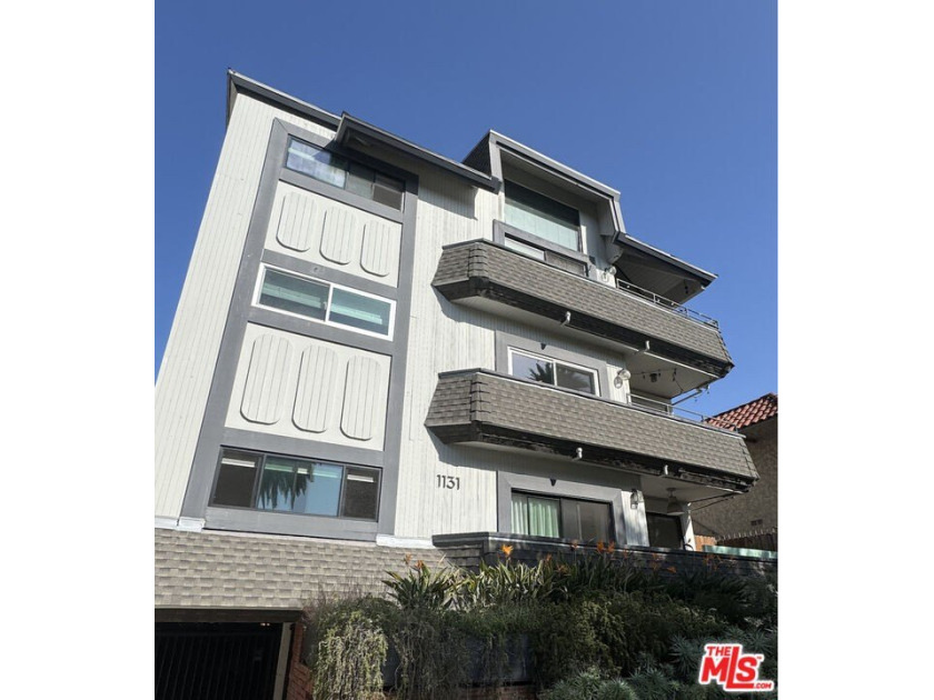Trust sale in gorgeous Santa Monica! Spacious 2 bedroom, 2 bath - Beach Condo for sale in Santa Monica, California on Beachhouse.com