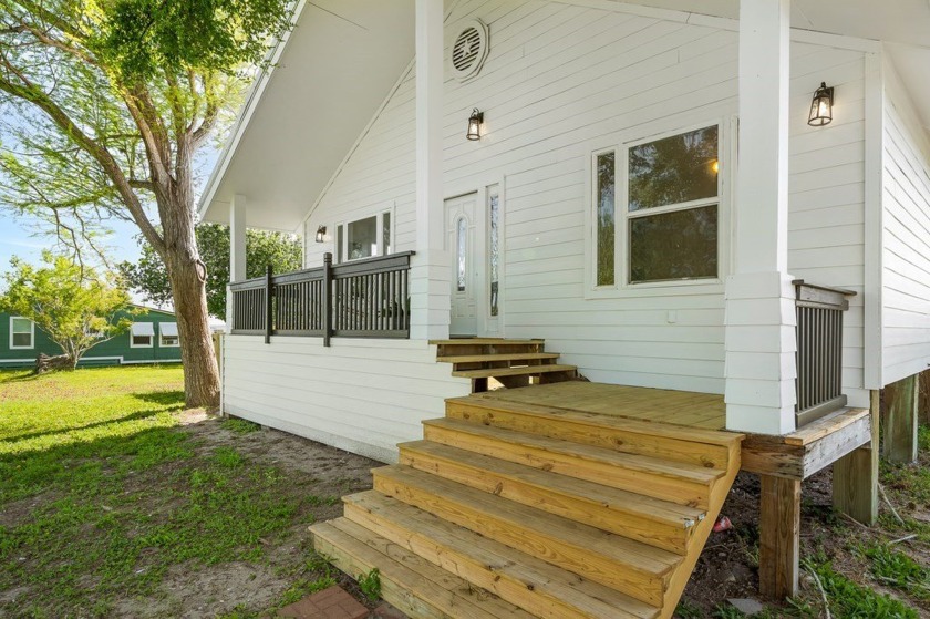 Charming farmhouse cottage nestled on a sprawling large lot - Beach Home for sale in Aransas Pass, Texas on Beachhouse.com