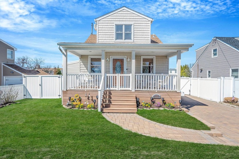 Move right into this beautiful and meticulously maintained home - Beach Home for sale in Copiague, New York on Beachhouse.com