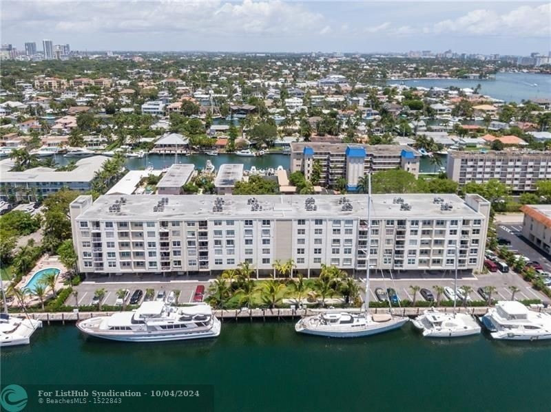 This stunning 2-bedroom, 2 full bath condo is ideally situated - Beach Condo for sale in Fort Lauderdale, Florida on Beachhouse.com