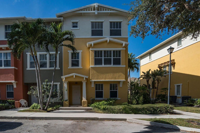 Large & bright 4 BR, 3.5 BA townhouse w/ oversized 2 car garage - Beach Condo for sale in West Palm Beach, Florida on Beachhouse.com