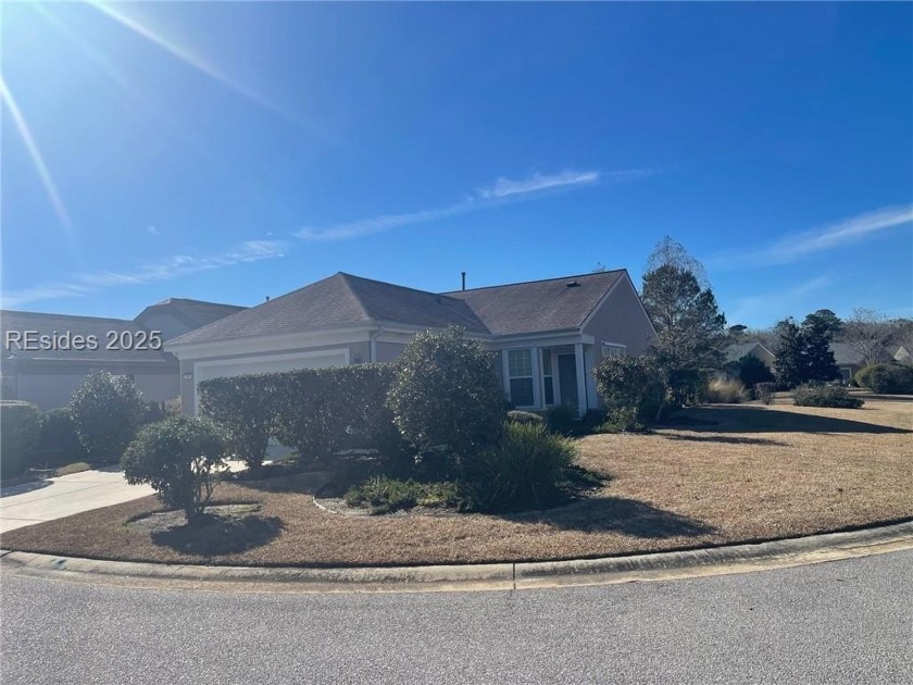 Great corner lot house in Sun City with lake views, two car - Beach Home for sale in Bluffton, South Carolina on Beachhouse.com