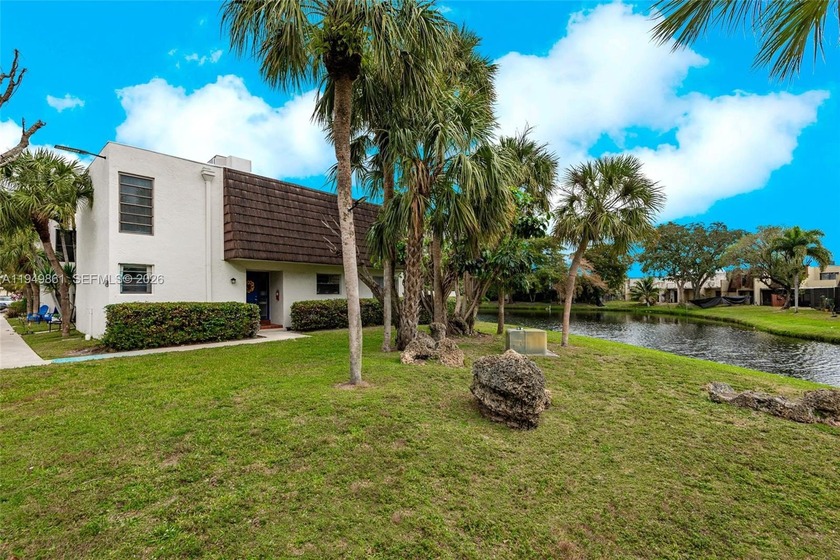 Welcome to this stunning waterfront corner townhome offering the - Beach Townhome/Townhouse for sale in Pembroke Pines, Florida on Beachhouse.com