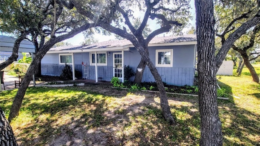 Cute home on 3 lots. Split bedroom floor plan with open - Beach Home for sale in Rockport, Texas on Beachhouse.com