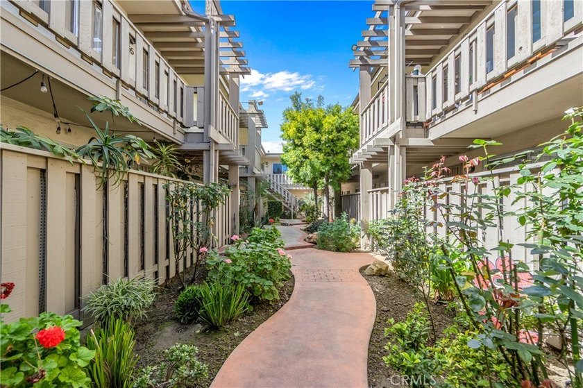 Achieve your dream of owning your own home! This stylish - Beach Condo for sale in Long Beach, California on Beachhouse.com