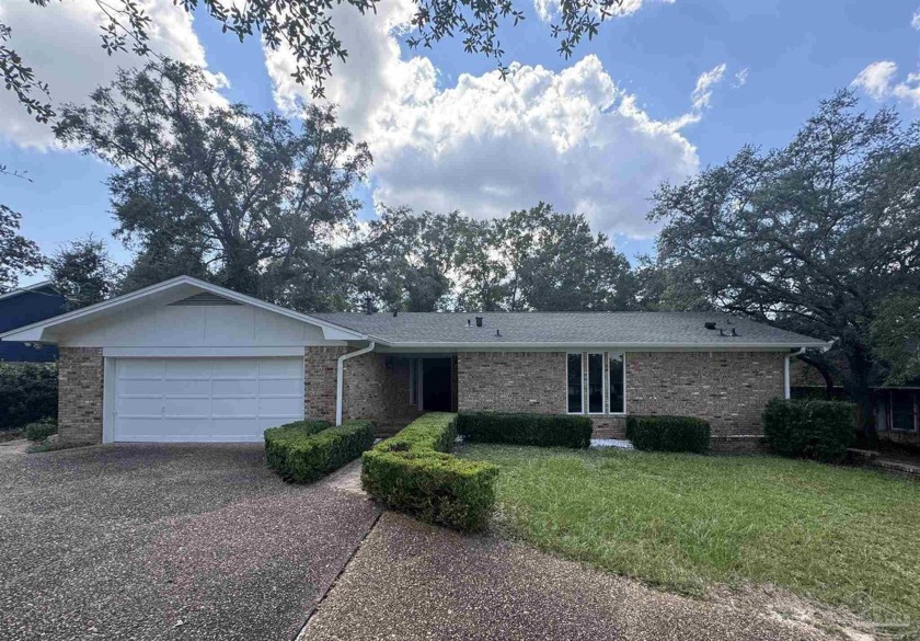 *Charming Home Overlooking Scenic Hills Golf Course**Set high on - Beach Home for sale in Pensacola, Florida on Beachhouse.com