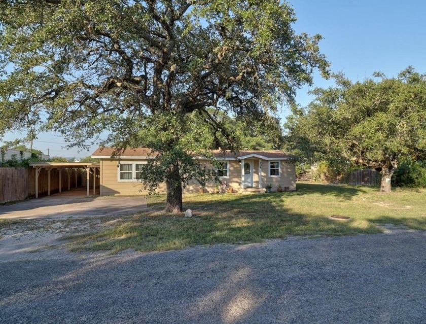 Charming and very well maintained home nestled under the mature - Beach Home for sale in Rockport, Texas on Beachhouse.com