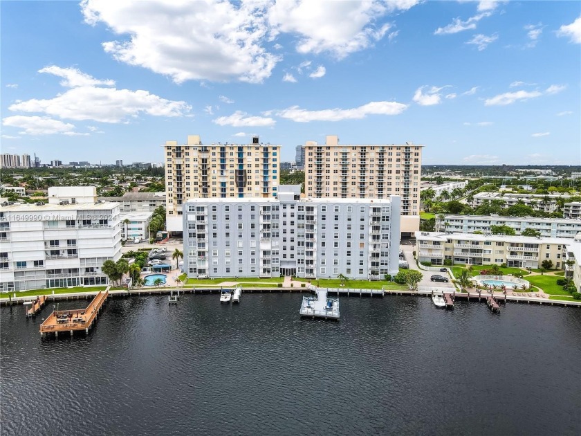 Beautifully kept 2 bedroom 2 baths condo with spectacular view - Beach Condo for sale in Hallandale Beach, Florida on Beachhouse.com