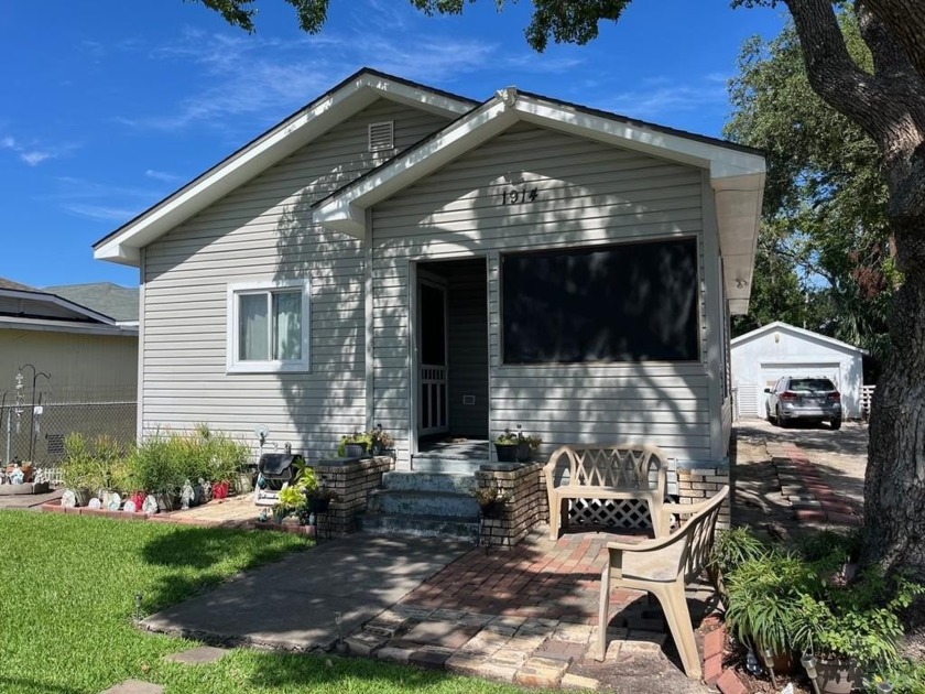 This quaint home in a quiet neighborhood is cozy and well - Beach Home for sale in Galveston, Texas on Beachhouse.com