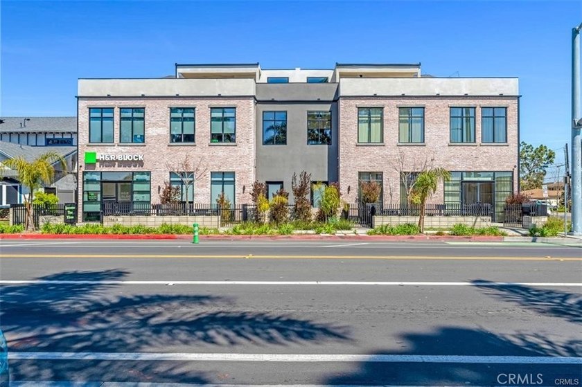 This is your opportunity to own an end-unit office in a modern - Beach Commercial for sale in Costa Mesa, California on Beachhouse.com