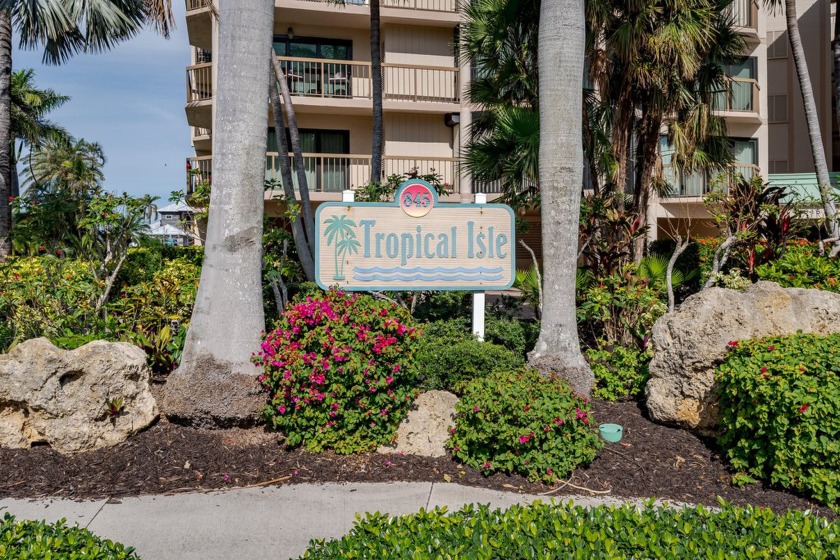 This spacious waterfront penthouse condo offers a luxurious - Beach Condo for sale in Marco Island, Florida on Beachhouse.com